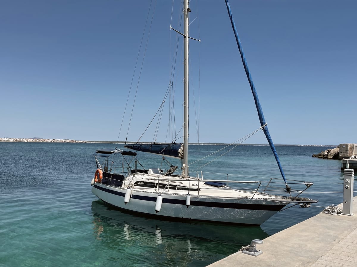 Velero del autor amarrado en puerto